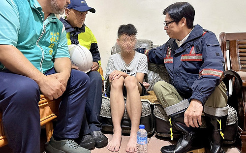 攔路向卓榮泰陳情  南橫墜谷案家屬盼早日發現失蹤家人