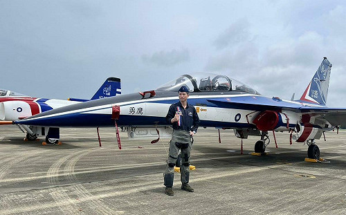 (影) 雷虎小組交接！勇鷹高教機噴煙展演 象徵國機國造成果