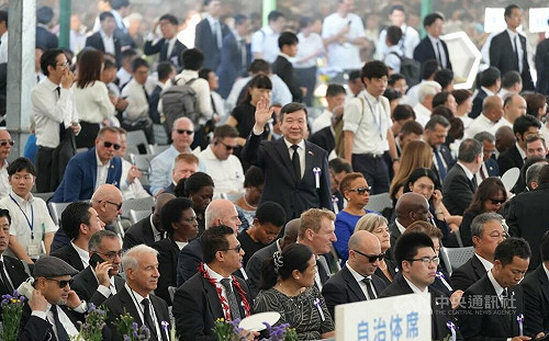 原爆80週年和平儀式  李逸洋與美駐日大使握手寒暄 