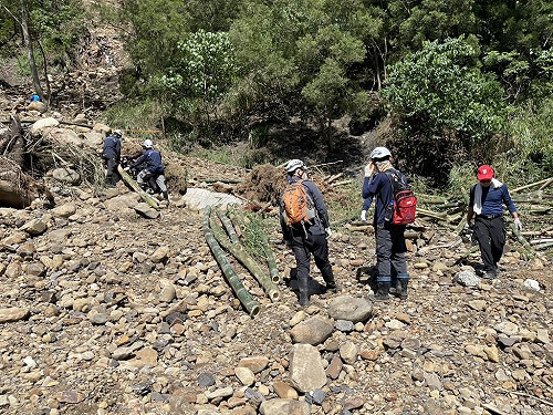 南橫公路一家5口墜谷　消防尋獲衣物等送鑑識