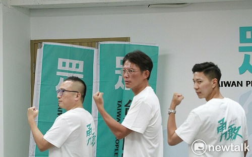 民眾黨慶週日登場推「勇敢」 3坪大圖書館展示柯文哲獄中書單 