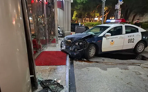 煞車失靈？北市警車凌晨自撞酒店大門  破裂玻璃門割傷2路人