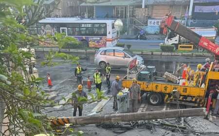 新北凌晨停電！柏油工程車勾斷電線桿引爆火花    4千戶受影響