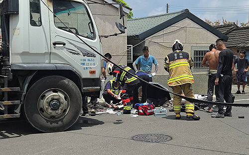 雲林工安意外！吊車誤觸高壓電線爆炸   工人下肢嚴重燒燙傷    