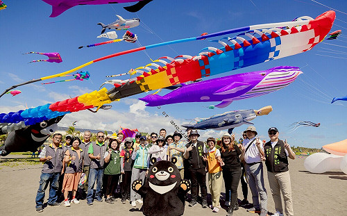 週末衝旗津就對了!  造型風箏x氣墊水樂園今夏最chill