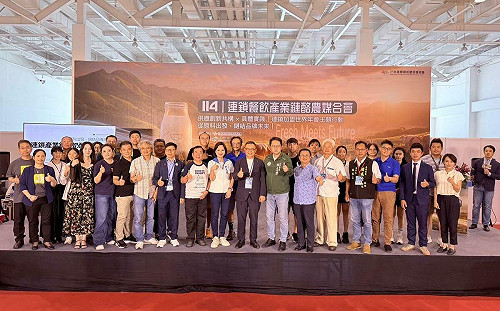 高雄藍綠立委齊力挺  連鎖加盟展攜手酪農共創國產鮮乳新商機