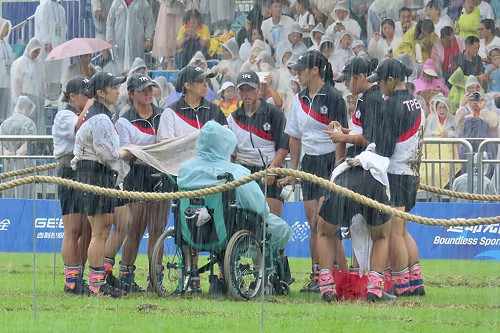 台灣女子拔河世運會6連霸  教練郭昇坐輪椅淋雨督軍