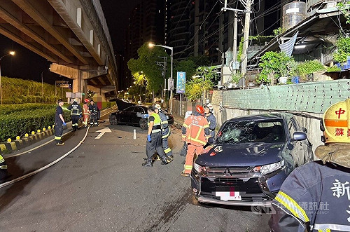 新北凌晨車禍  計程車未成年女乘客拋飛車外身亡