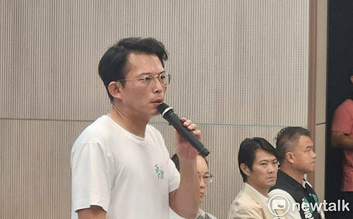 民眾黨堅持兩年條款立院大換血? 小草場外舉牌籲留人