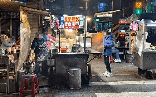士林華榮市場甜不辣老闆驚傳驟逝！網友悼念：再也聽不到熟悉的「來坐喔～」