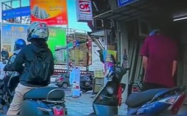 路邊驚見尿尿老童！機車騎士等紅燈竟當眾小解　網傻眼：對面就是加油站