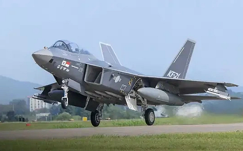 韓戰機將有大單? 阿聯酋高層赴韓慶尚南道  副防長首次試乘KF-21戰機