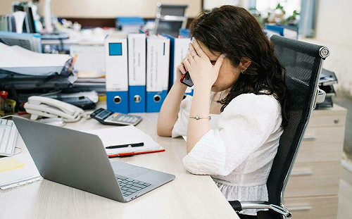 「月底吃土」者逾五成！91%上班族喊薪資不夠用  逾93%有意「斜槓」