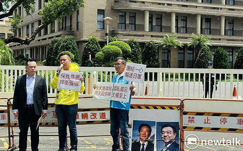 政院昨發生「國旗倒掛」事件 新黨抗議人士：不能草草帶過