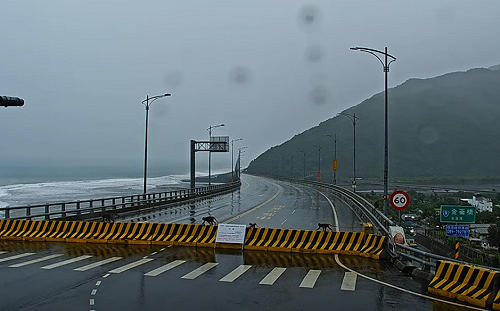 (影)楊柳颱風來襲！太麻里金崙大橋現「獼猴過馬路」悠哉觀浪萌翻網友