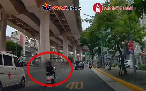 為搶黃燈內線超車鳴笛救護車！網友：誰給你的勇氣這樣超車？