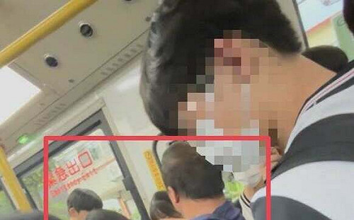 「假抱柱真環抱」！公車之狼鎖定女學生 噁心瞬間全遭錄