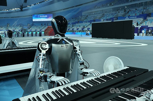 世界人形機器人運動會北京開幕  武術踢球走秀紛登場