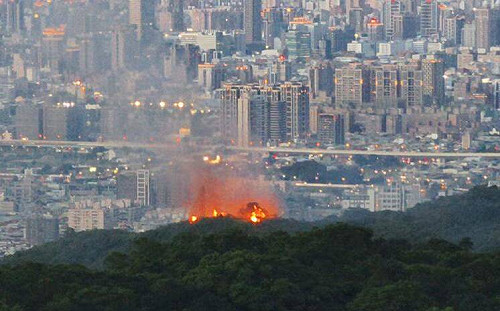 20歲男遊新北大同山觀景台爬電塔疑拍照觸電! 燒成焦屍釀火災停電