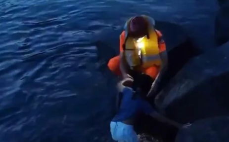 台東金樽漁港女童不慎落海　海巡迅速救援脫險