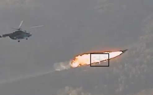 (影) 載加特林獵殺無人機! 烏Mi-8直升機大改裝 特級飛行員空中擊落「小摩托」