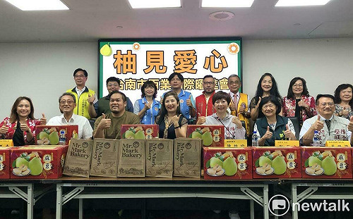 陳怡珍蔡旺詮青果西施攜手企業團體  力挺果農送文旦助弱勢過佳節