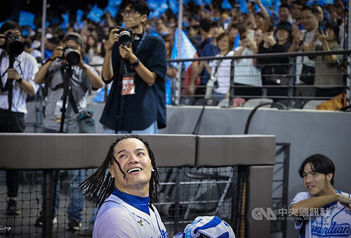 張育成看哥哥張進德練一壘　點出不好守的部分