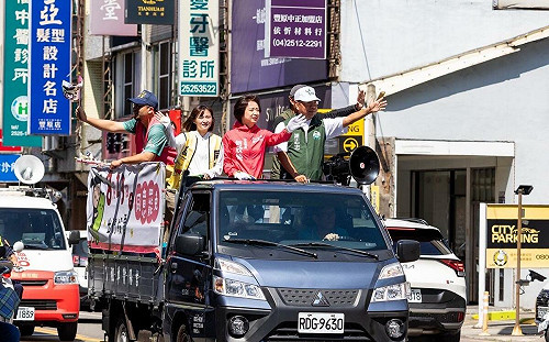民主車隊掃街第二天  何欣純率綠營議員前進豐原