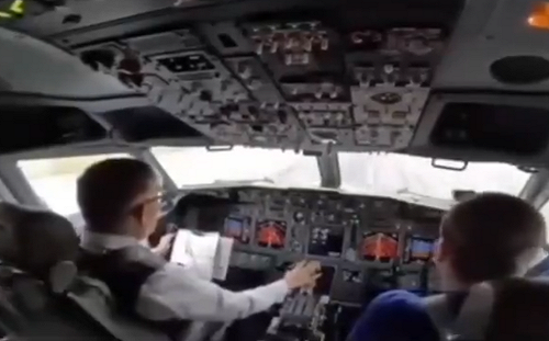 (影) 正駕駛是國王、副駕駛是王妃！赴不丹訪問 泰王親自開飛機影片曝