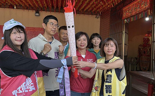 民主車隊遶行台中潭雅神  何欣純見證民主聖火交棒傳遞