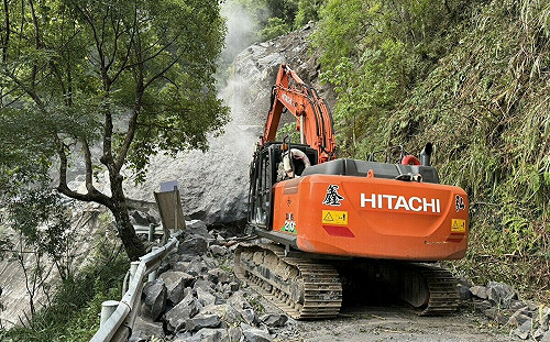 北橫公路宜蘭段「土石坍方」禁止通行!公路局:已進駐大型機具搶修