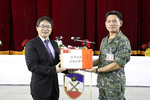 中秋佳節人團圓 李孟諺慰勞國軍吃柚子