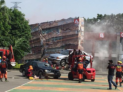救災演習超逼真！快搜部隊結合災害醫療救援隊快速有效率