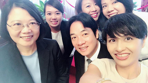 邱議瑩要求自拍 小英、賴清德通通入鏡