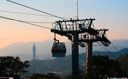 你可以再靠近一點  中秋搭貓纜賞月吧！