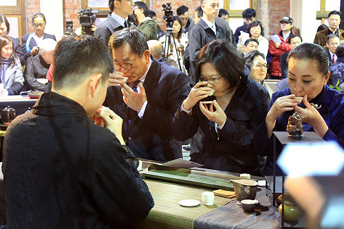 蔡英文「喬」攬肩風波？府方澄清：絕無此事