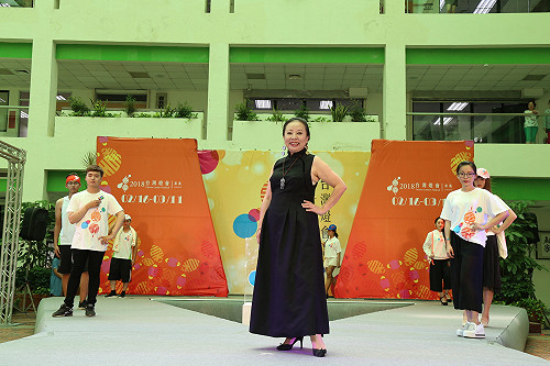 台灣燈會Logo好時尚 張花冠華服走秀