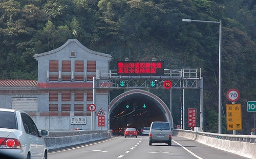 影響車流！行徑雪隧故障車輛將加收1500拖救費