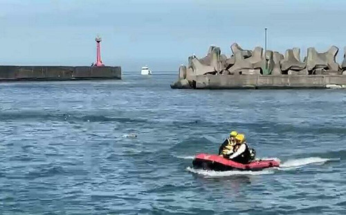 屏東東港驚傳落海意外！騎士大叫後衝入海中消失  警消擴大搜救中