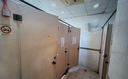 高雄旗山公廁驚見男屍！疑突發疾病暴斃   檢相驗釐清死因