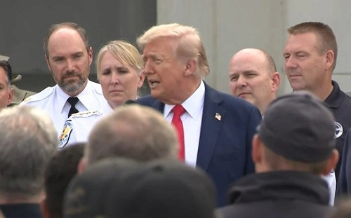 (影) 川普親自加入華府巡邏! 持續加強「駐軍」部署 大量民眾上街抗議