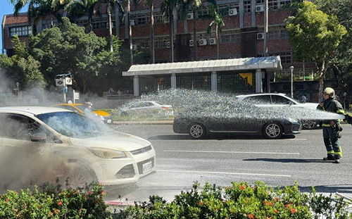 (影)台北忠孝東路驚傳火燒車！駕駛急下車逃生