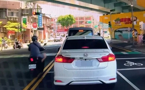 桃園騎士逆向、闖紅燈撞飛過馬路女童！民眾上傳畫面供家長提告