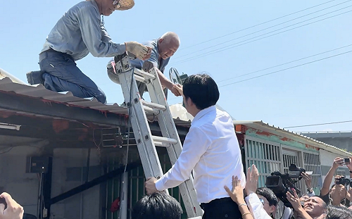 投票後視察台南災後復原 賴清德爬梯遞水給工班：大家辛苦了