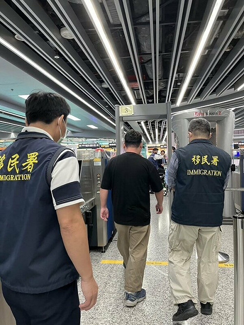 2日男持五星旗在西門町宣講 移民署：已驅逐出境