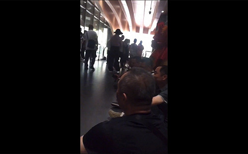 (影) 中國經濟發展停滯! 工廠接連倒閉民眾維權 網諷：「好日子」還在後面