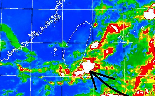 東南風潮濕空氣到！鄭明典曬雲圖：今午後對流再擴大