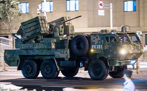 號稱專剋蜂群無人機！中國FK-3000低空防禦系統現身天安門93閱兵彩排