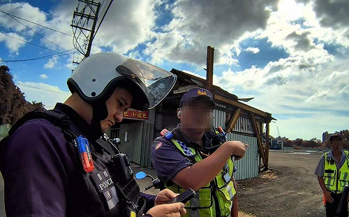 工地保全扮警察指揮交通！巡邏警發現「陌生學長」盤查送辦