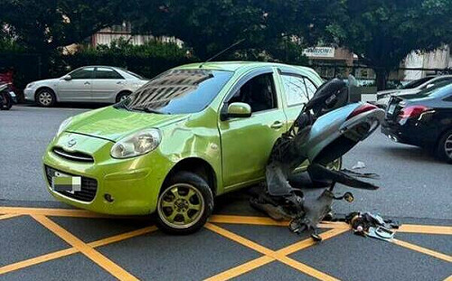 台中離奇車禍！機車捲轎車形成「倒插奇景」  網笑：剛拍完變形金剛